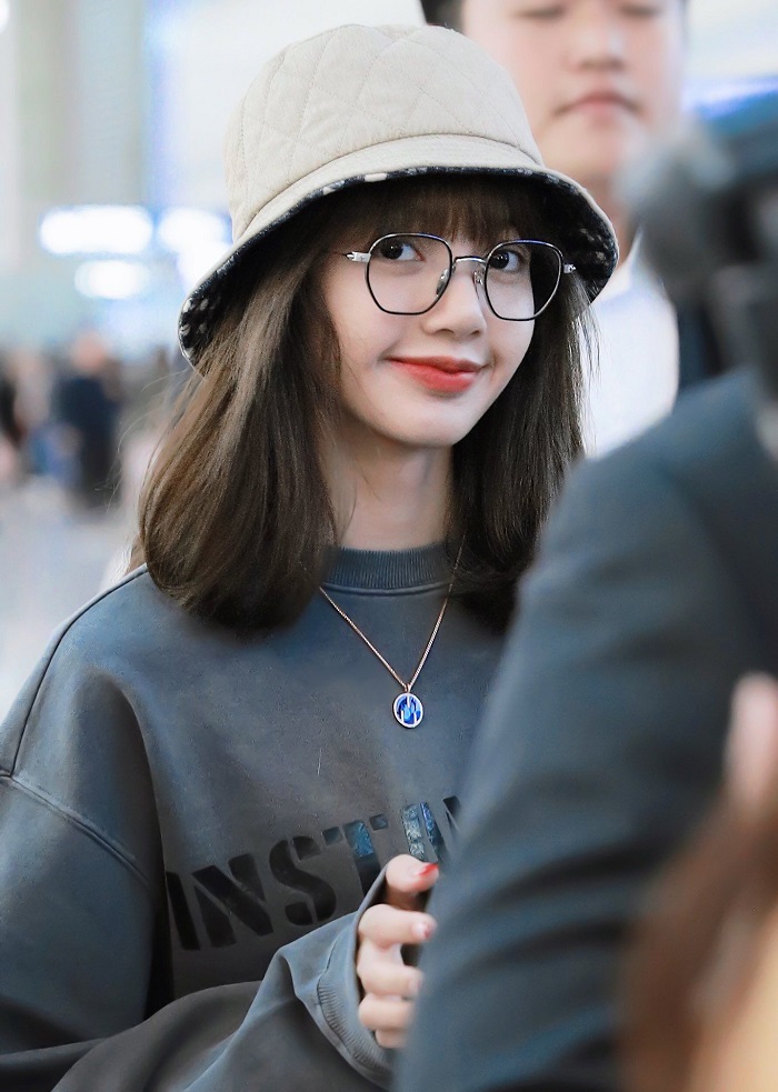 Lisa xinh đẹp ngay cả khi đeo kính di chuyển ra sân bay