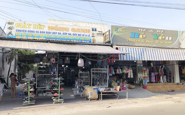 Nhiều cửa hàng quanh chợ Mỹ Thạnh vẫn dùng địa chỉ “chợ Việt kiều” trên bảng hiệu. Ảnh: MINH HIỀN