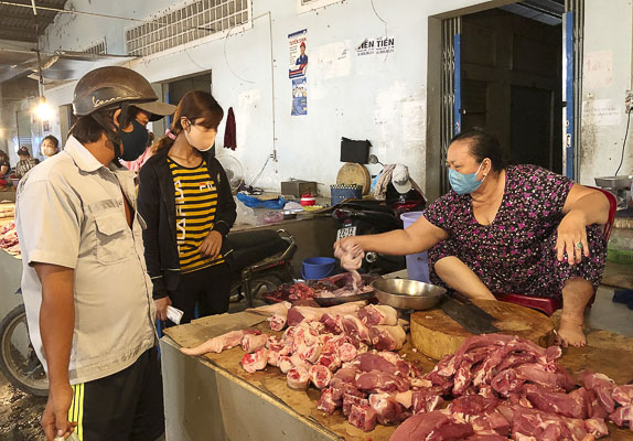 Bà Nguyễn Thị Diệu hơn 40 năm bán thịt tại chợ Việt kiều.