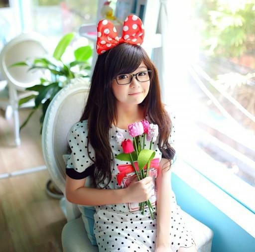 Hình ảnh con gái cute xinh dễ thương đeo kính tóc dài, siêu cute