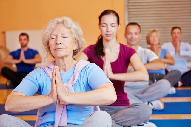 Tặng mẹ thẻ tập yoga, thiền,...để nâng cao sức khỏe
