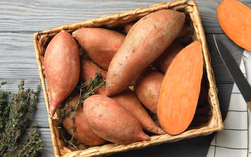 Khoai lang luộc kết hợp với trứng luộc