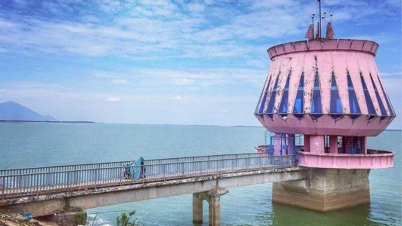Khung cảnh nên thơ của hồ Dầu Tiếng