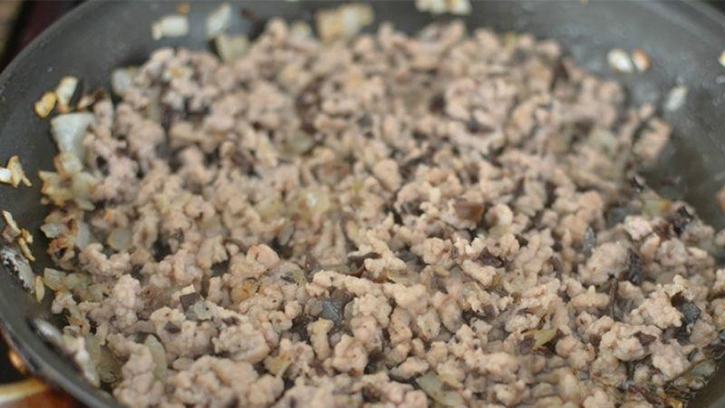 Làm phần vỏ bánh