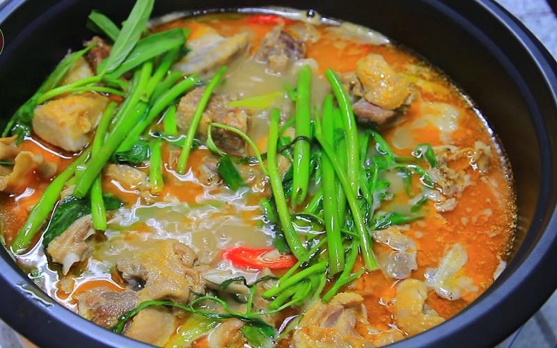 Lẩu vịt nấu chao dưới lửa nhỏ để vịt thấm đều gia vị.