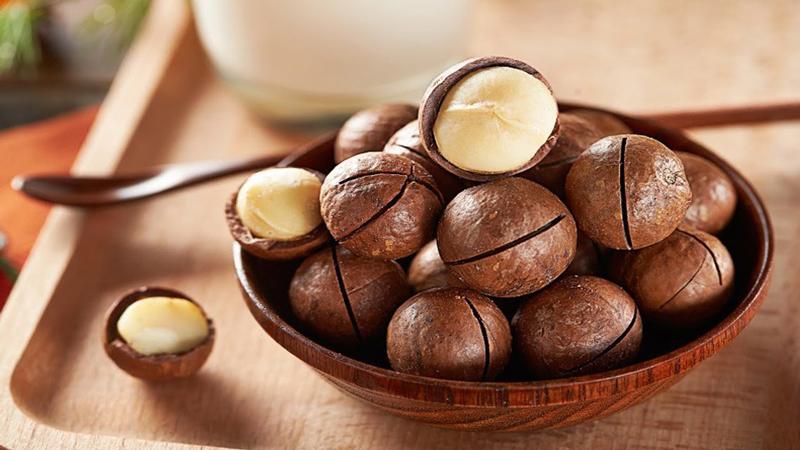 Mắc ca Việt Nam có kích thước hạt không đều, vỏ dày, màu nâu đậm, bột mịn bao quanh nhân
