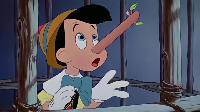 Pinocchio được cô tiên hóa phép thành người thật và sống hạnh phúc cùng người cha của mình