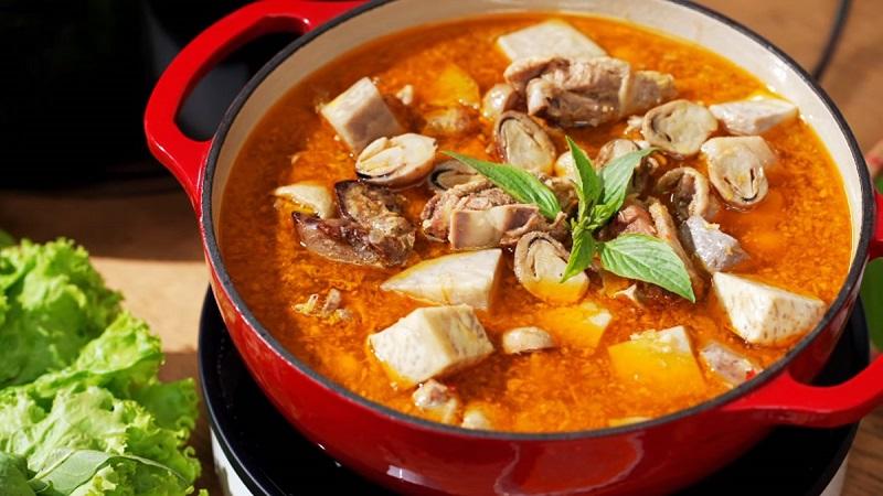 Sơ chế một số nguyên liệu để làm món lẩu vịt nấu chao
